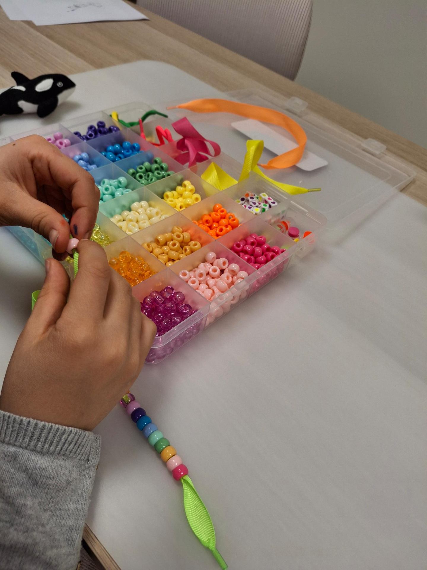 Atelier perles, motricité fine