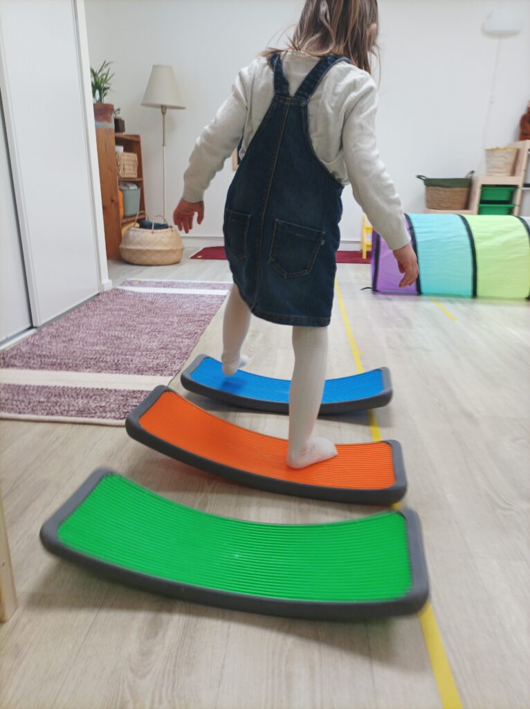 Séance enfant avec planches d'équilibre
